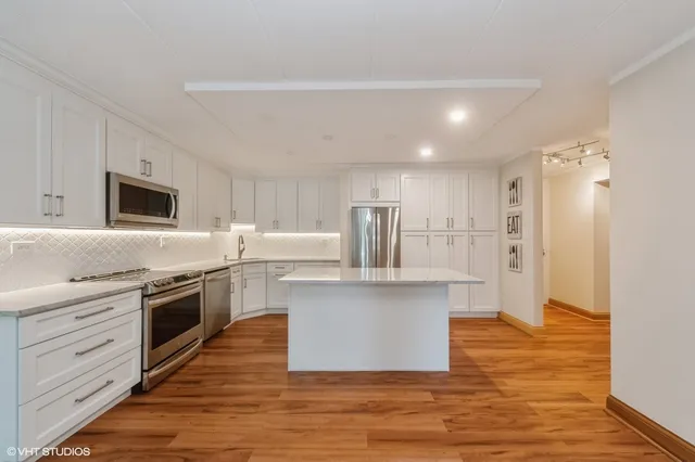 $2,400 | 18 East Old Willow Road, Unit 106N, Prospect Heights, IL 60070