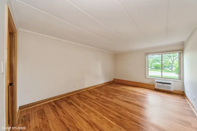 $2,400 | 18 East Old Willow Road, Unit 106N, Prospect Heights, IL 60070