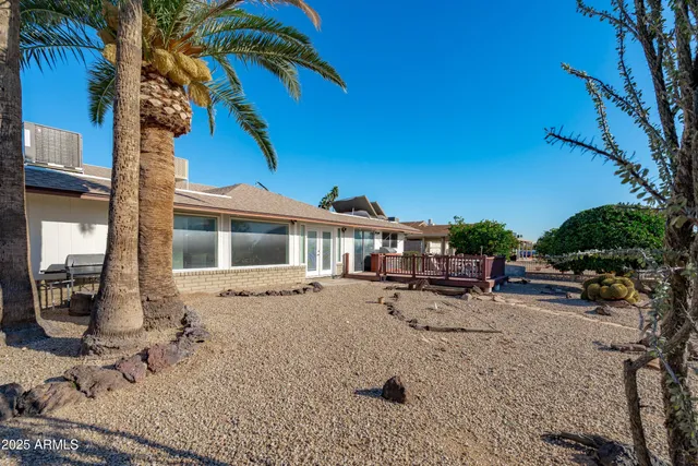 a view of a backyard