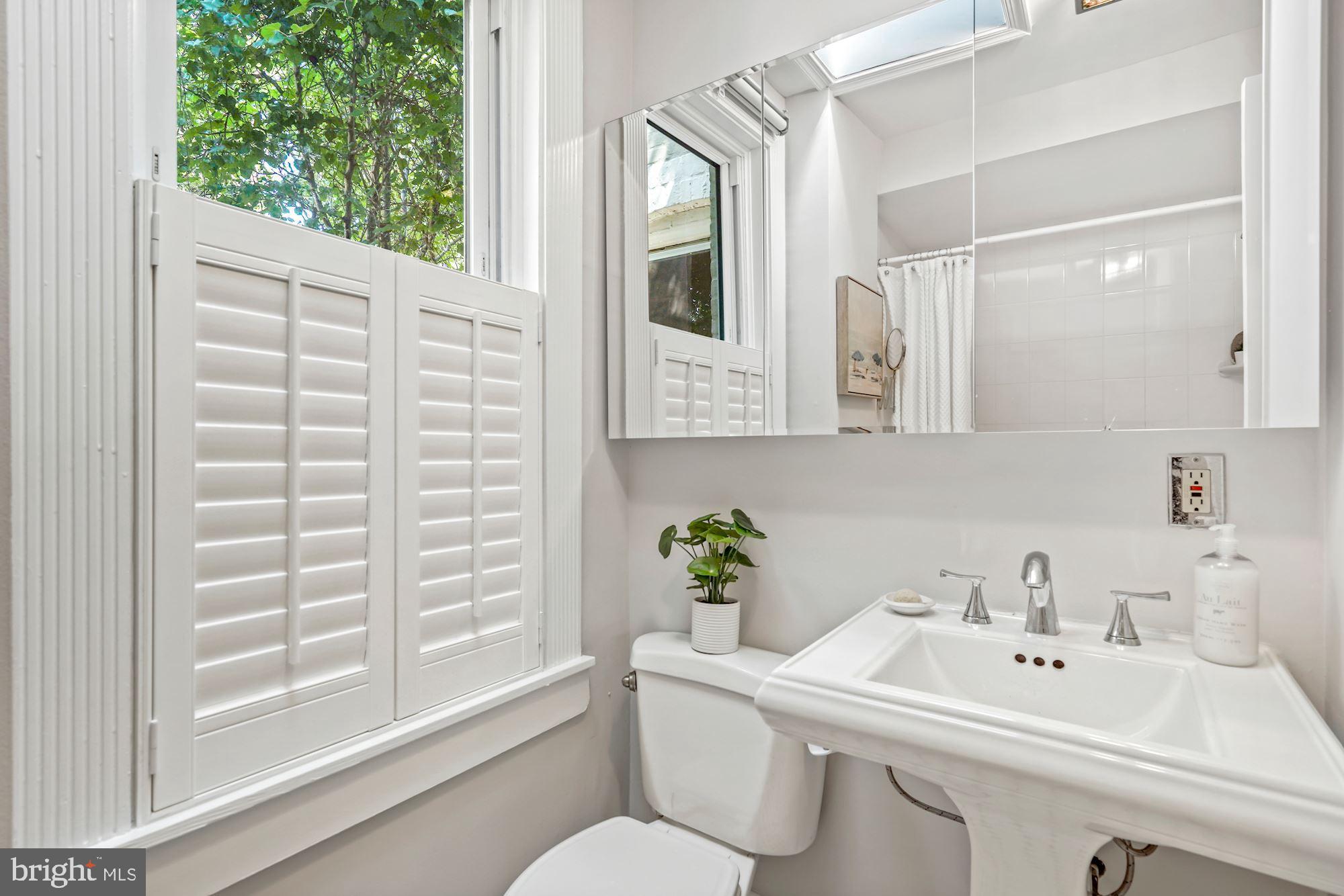525 5th Street Northeast Washington, DC 20002 - Photo 18 of 22 Full bath with custom shutters