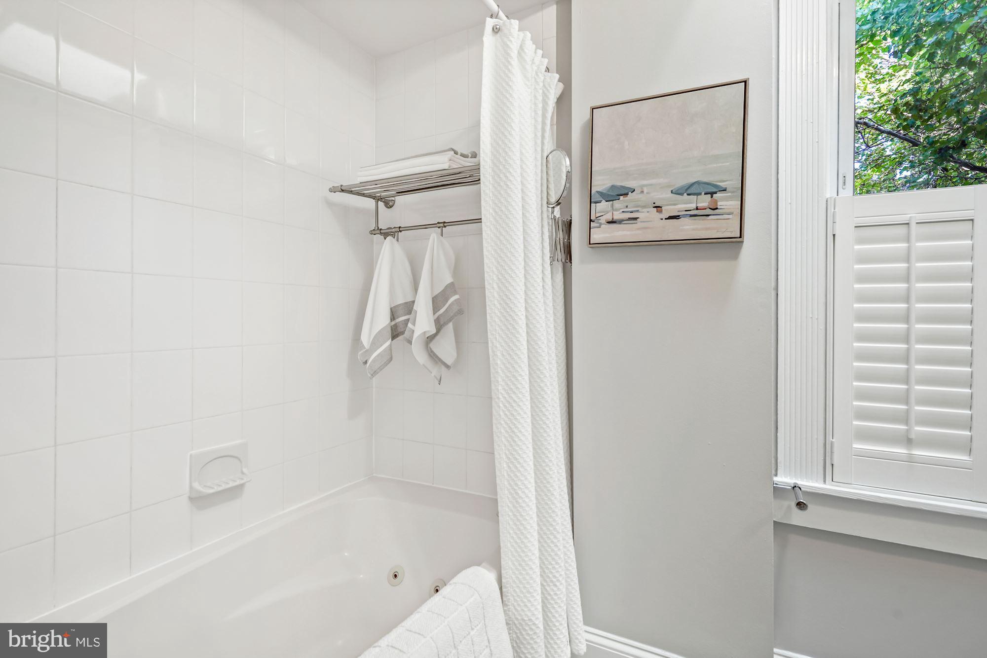 525 5th Street Northeast Washington, DC 20002 - Photo 19 of 22 Soaking tub!