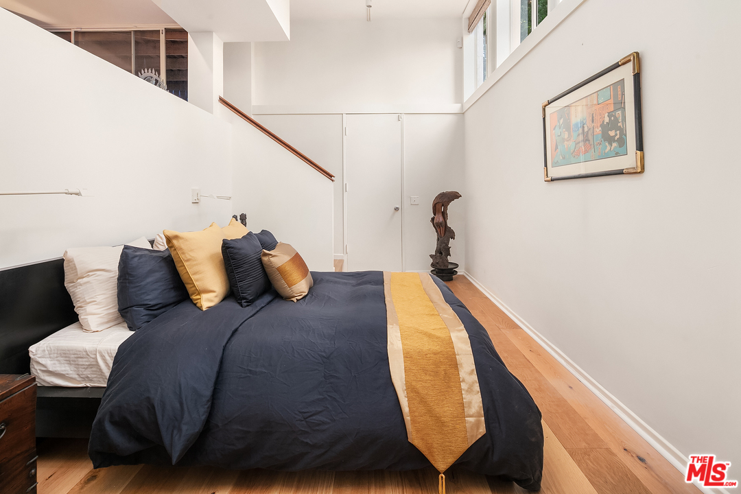 7330 Pyramid Drive Los Angeles, CA 90068 - Photo 19 of 37