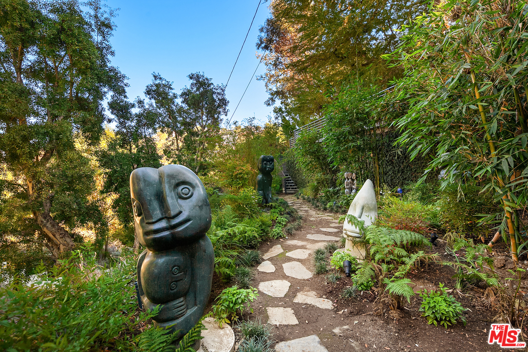 7330 Pyramid Drive Los Angeles, CA 90068 - Photo 34 of 37