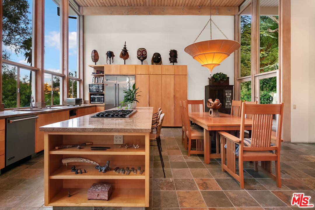 7330 Pyramid Drive Los Angeles, CA 90068 - Photo 7 of 37