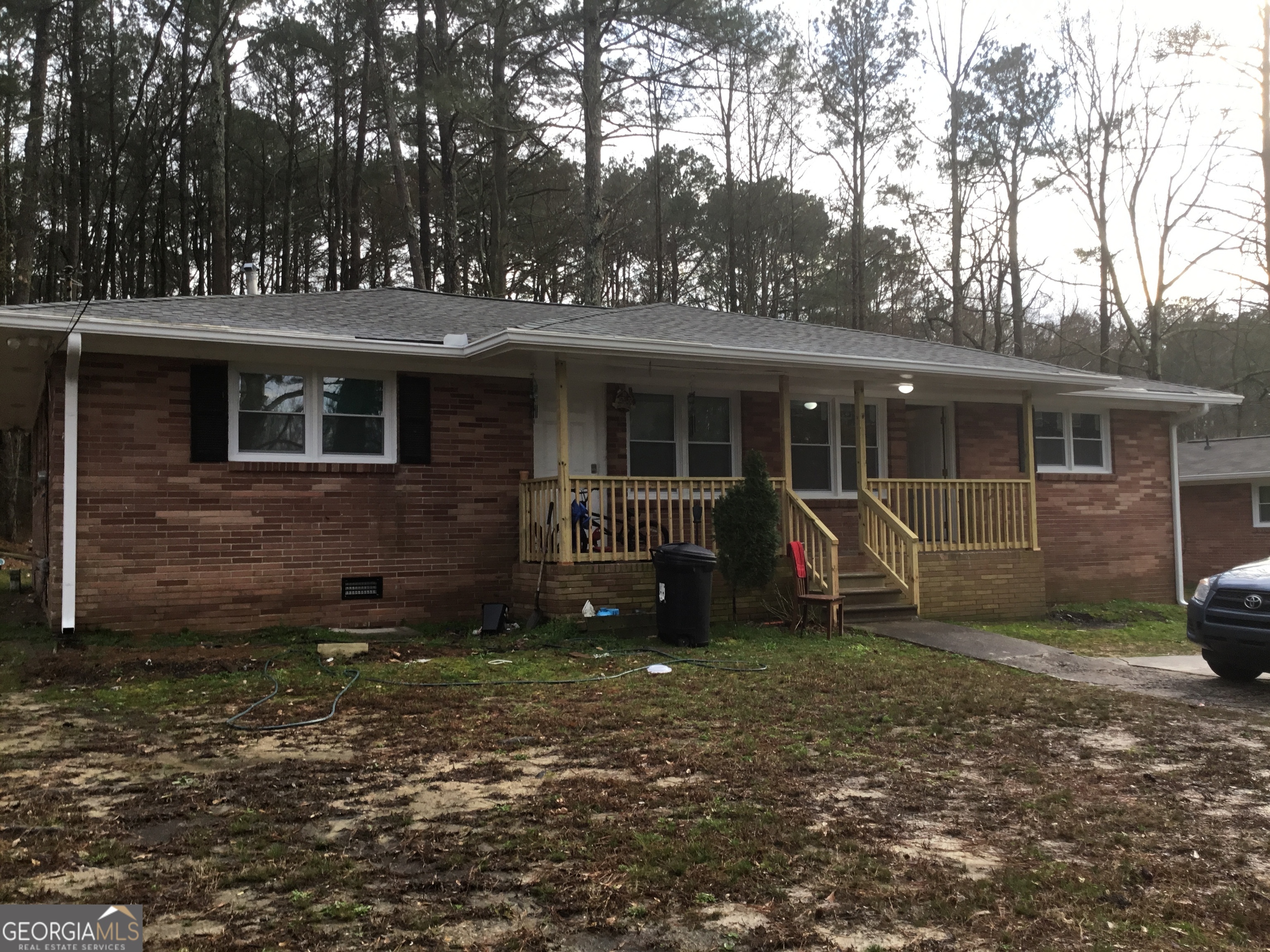 a view of a house with backyard