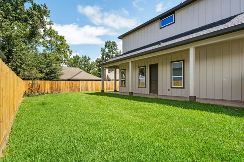 a view of a house with backyard and garden