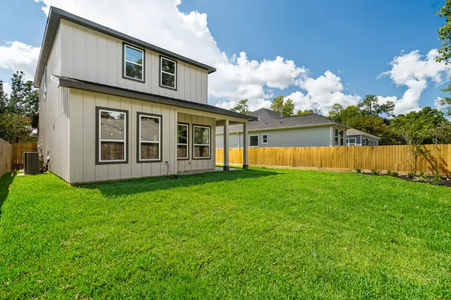 a view of yard with green space