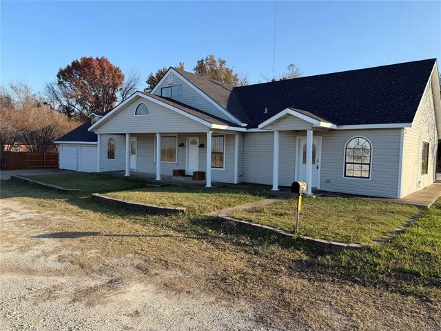 a view of a house with a yard