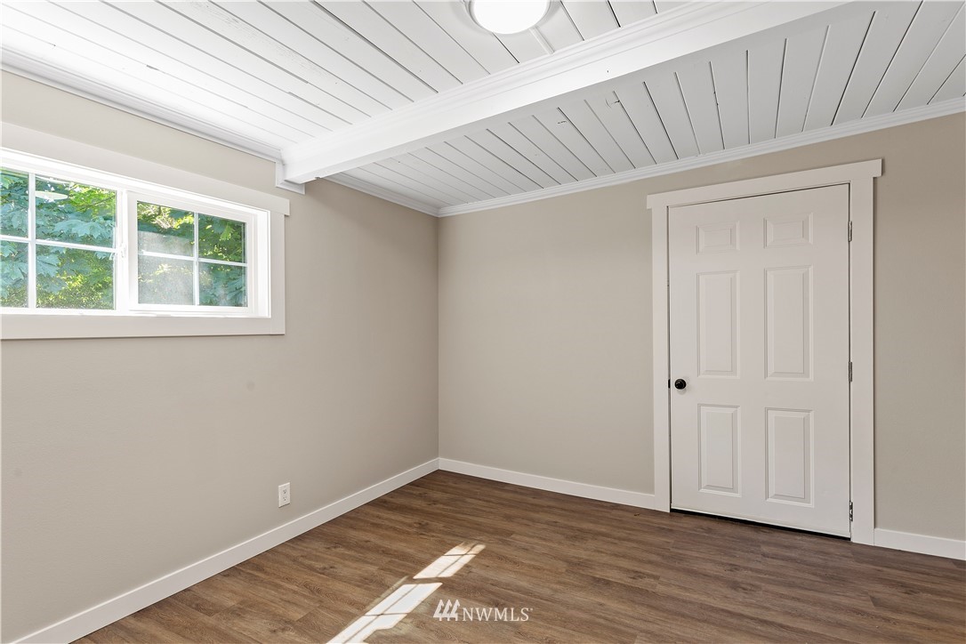 17610 Blodgett Road Mount Vernon, WA 98274 - Photo 19 of 30 an empty room with wooden floor and windows
