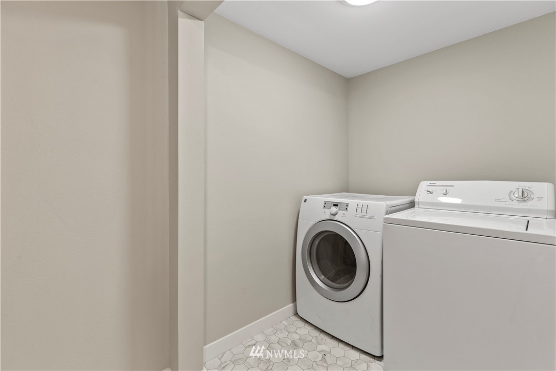 17610 Blodgett Road Mount Vernon, WA 98274 - Photo 8 of 30 a utility room with dryer and washer