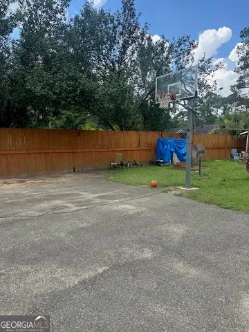 a view of a backyard