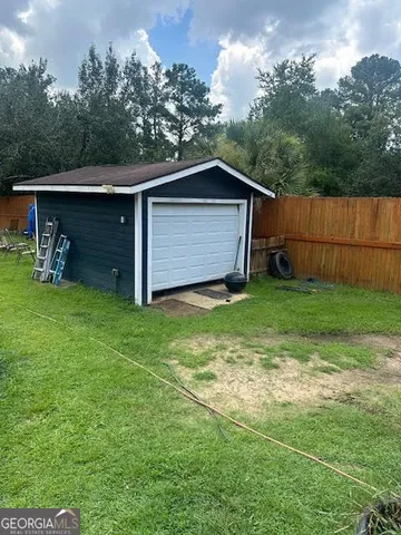 a view of a backyard