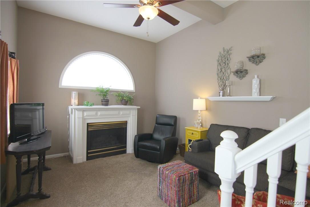 5801 Crescent Road Waterford, MI 48327 - Photo 13 of 29 5801 Crecent Family 2.jpg