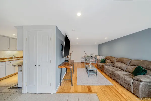 $459,999 | 842 Golf Lane, Medford, NY 11763