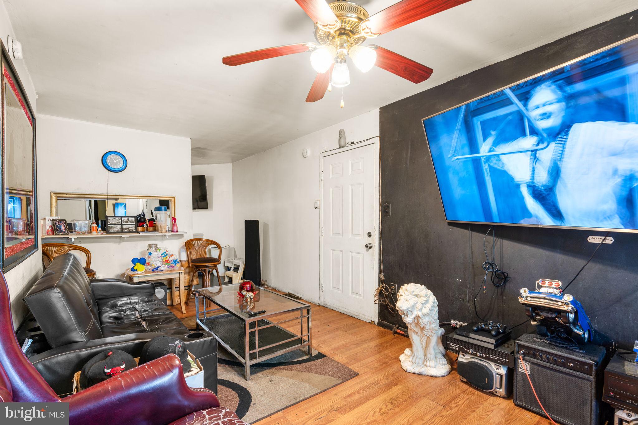 517 Mosher Street Baltimore, MD 21217 - Photo 36 of 45 a living room with furniture