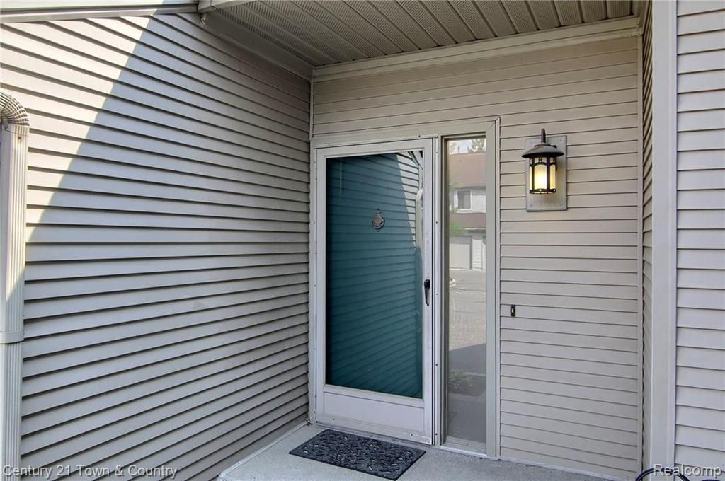 569 Victoria Court Rochester Hills, MI 48307 - Photo 2 of 31