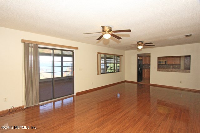 128 Riverside Drive Satsuma, FL 32189 - Photo 3 of 20 Living Room