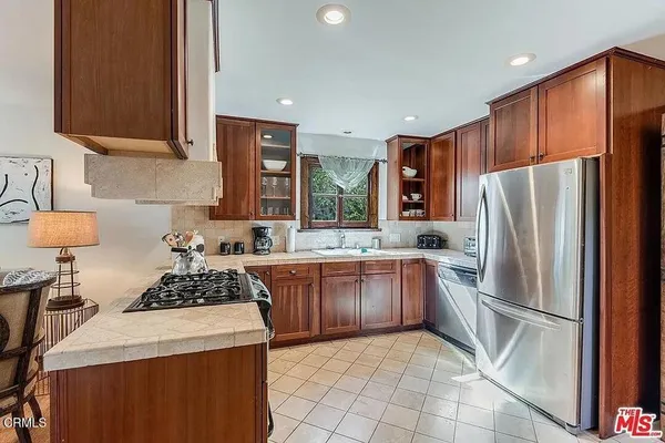 $8,750 | 835 North Sycamore Avenue, Los Angeles, CA 90038