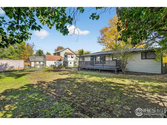 a view of a house with backyard and garden