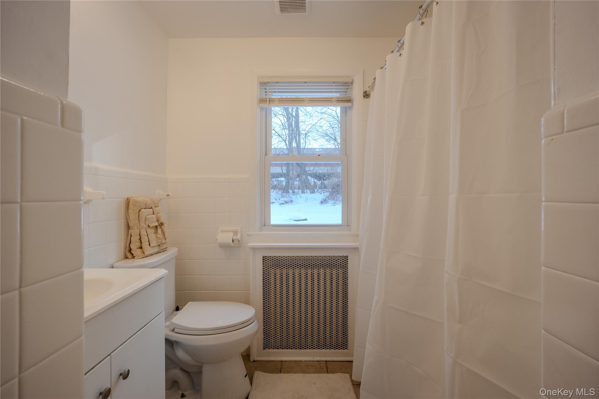 42 West Cedar Street Poughkeepsie, NY 12601 - Photo 13 of 20 1st floor full bathroom