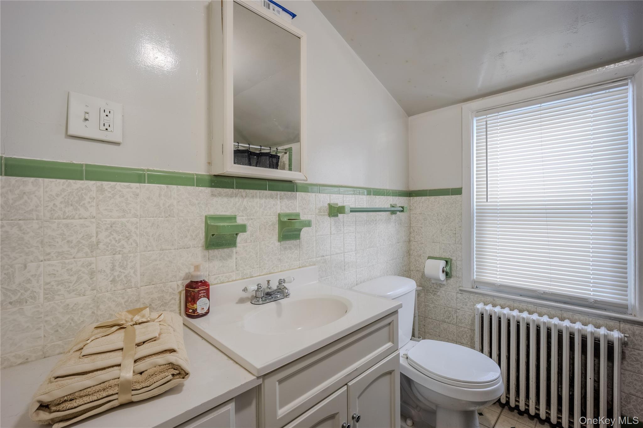 42 West Cedar Street Poughkeepsie, NY 12601 - Photo 18 of 20 2nd floor full bathroom