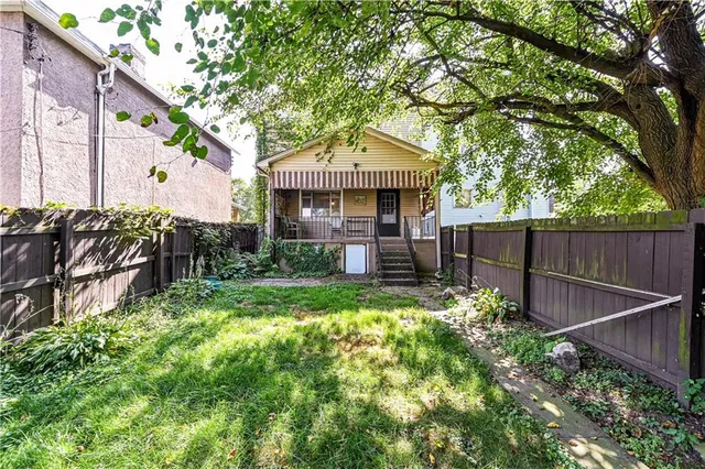 a view of yard with green space