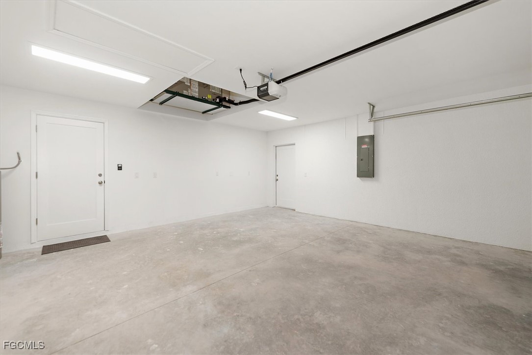 802 North Avenue Lehigh Acres, FL 33972 - Photo 36 of 39 en empty room with ceiling fan and window