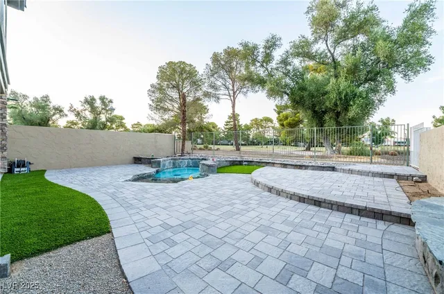 $4,000 | 980 Vegas Valley Drive, Las Vegas, NV 89109