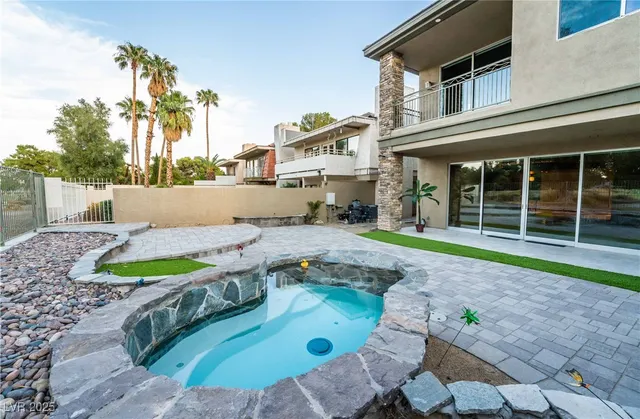 $4,000 | 980 Vegas Valley Drive, Las Vegas, NV 89109