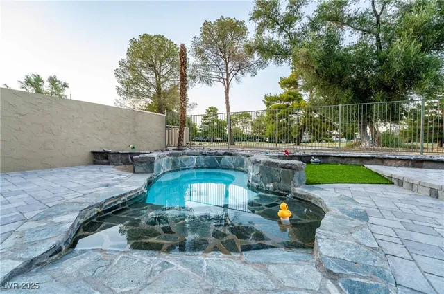 $4,000 | 980 Vegas Valley Drive, Las Vegas, NV 89109