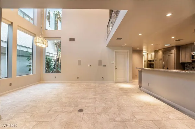 $4,000 | 980 Vegas Valley Drive, Las Vegas, NV 89109