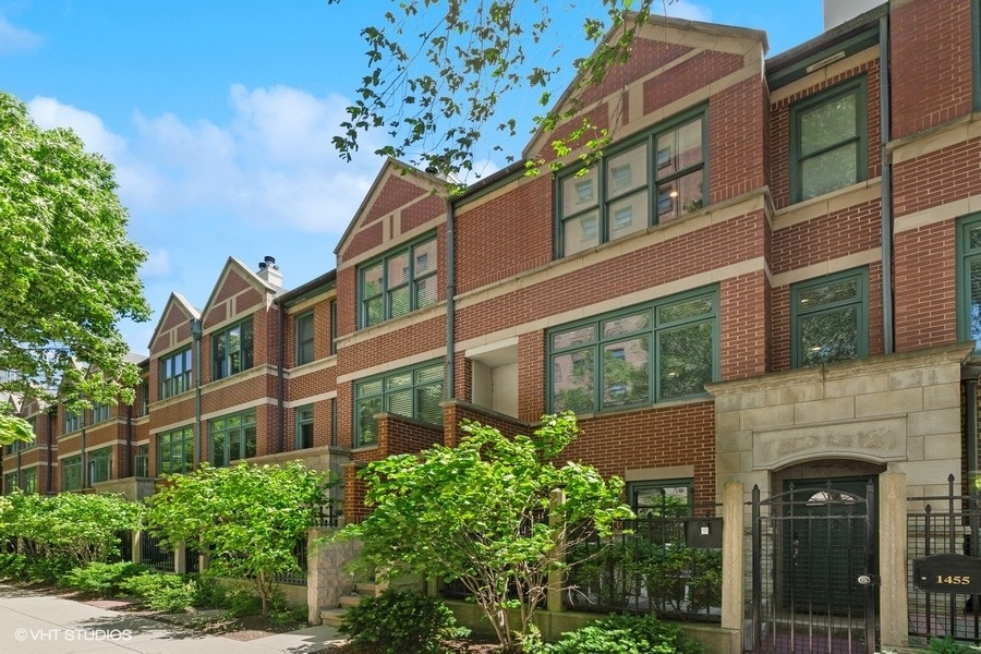 1455 South Indiana Avenue Chicago, IL 60605 - Photo 1 of 27 front view of a building