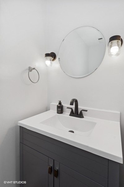 1455 South Indiana Avenue Chicago, IL 60605 - Photo 13 of 27 a bathroom with a sink and a mirror
