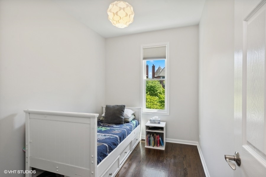 1455 South Indiana Avenue Chicago, IL 60605 - Photo 17 of 27 a living room with furniture and a window
