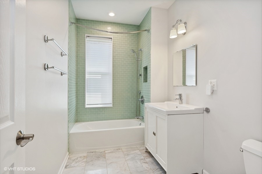 1455 South Indiana Avenue Chicago, IL 60605 - Photo 18 of 27 a bathroom with a bathtub shower sink mirror and vanity