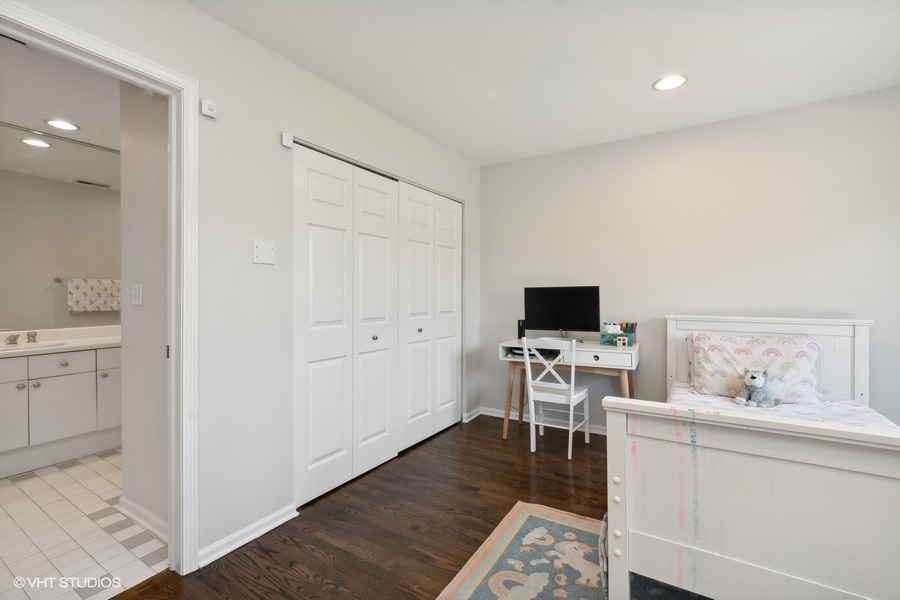 1455 South Indiana Avenue Chicago, IL 60605 - Photo 20 of 27 a living room with furniture and a flat screen tv