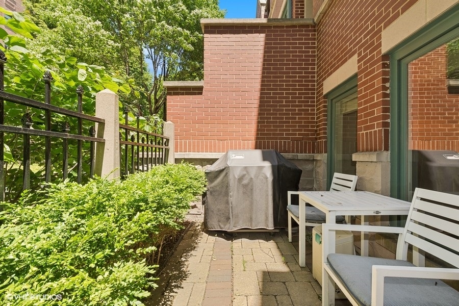 1455 South Indiana Avenue Chicago, IL 60605 - Photo 3 of 27 front view of a house with a garden