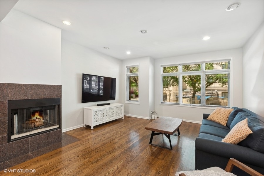 1455 South Indiana Avenue Chicago, IL 60605 - Photo 4 of 27 a living room with furniture and a flat screen tv