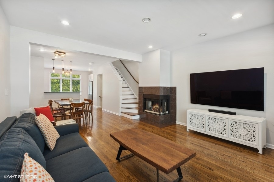 1455 South Indiana Avenue Chicago, IL 60605 - Photo 5 of 27 a living room with furniture and a flat screen tv