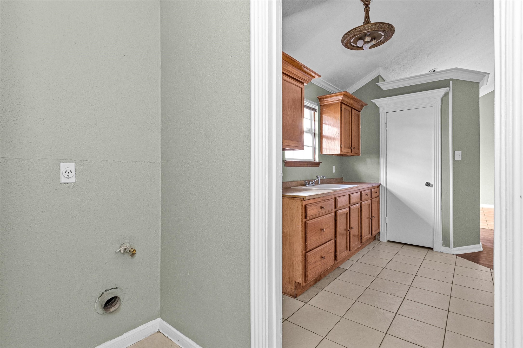 12443 South Rachlin Circle Houston, TX 77071 - Photo 12 of 29 a kitchen with a refrigerator a stove a sink and cabinets