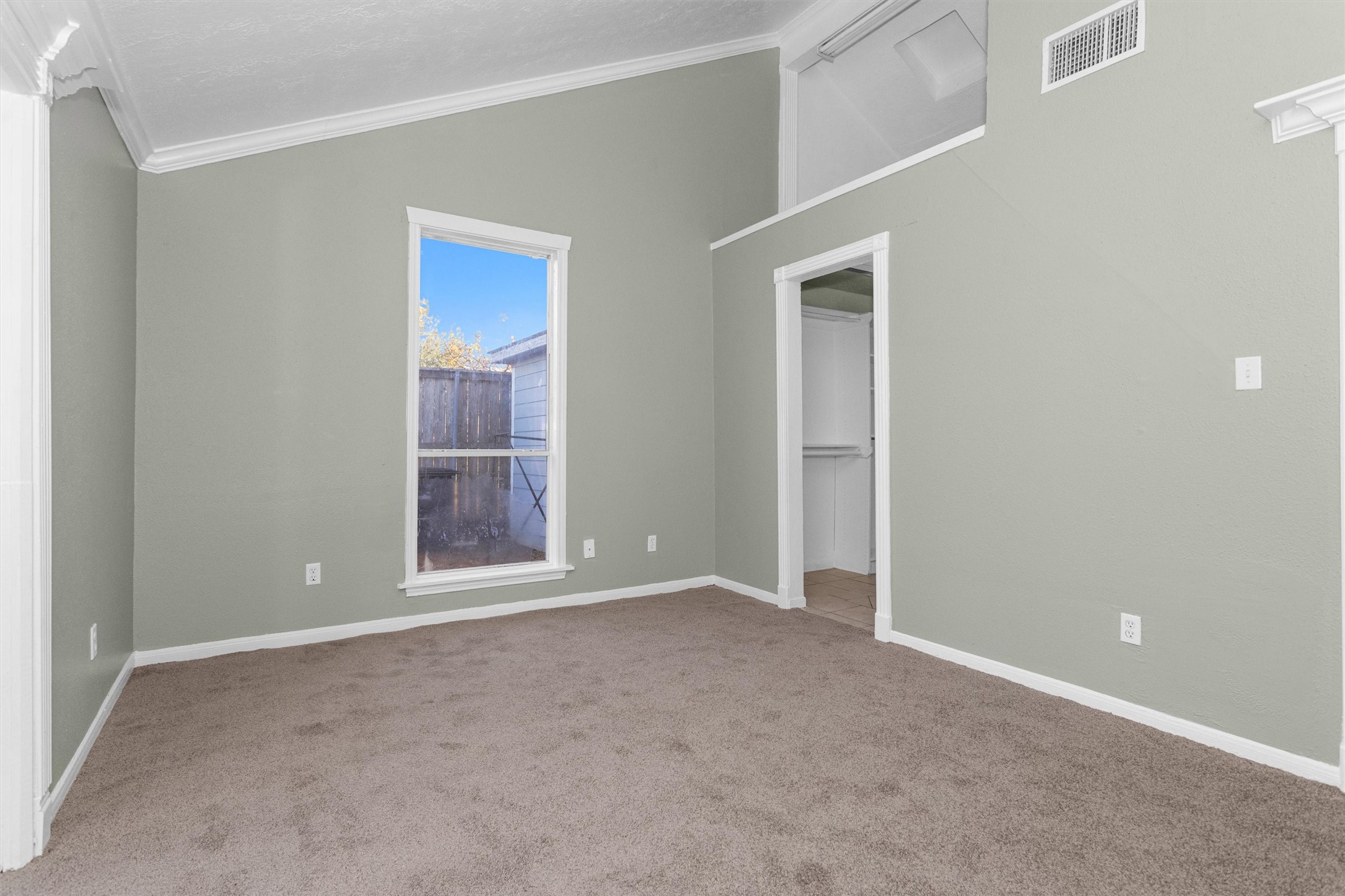 12443 South Rachlin Circle Houston, TX 77071 - Photo 15 of 29 an empty room with windows and closet