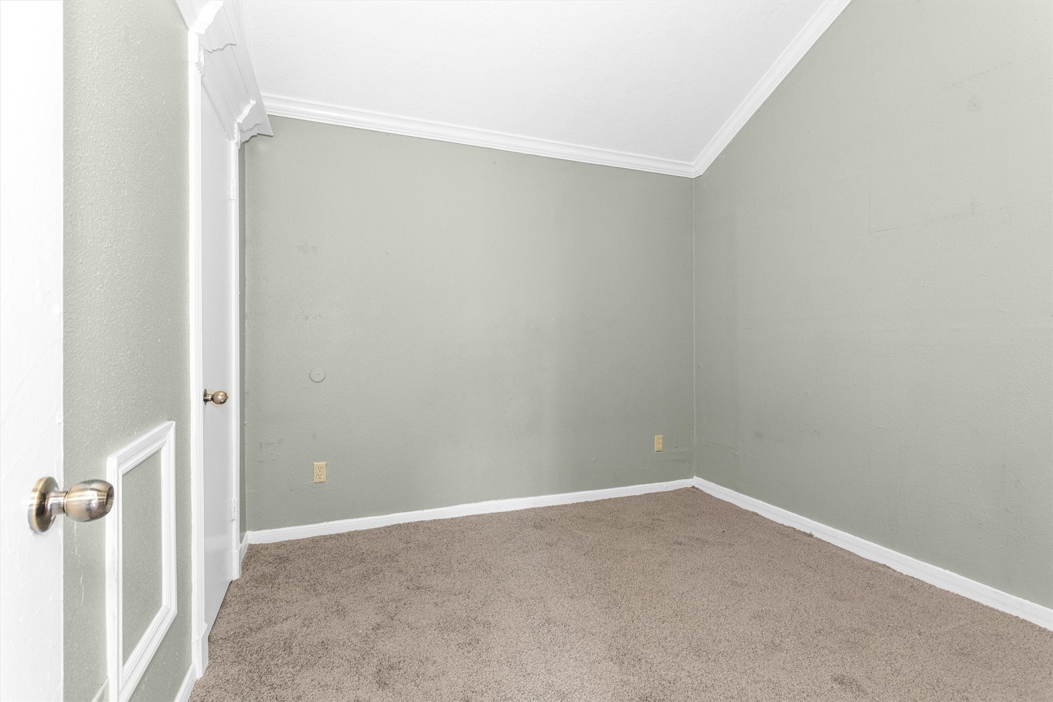 12443 South Rachlin Circle Houston, TX 77071 - Photo 22 of 29 an empty room with a workbench