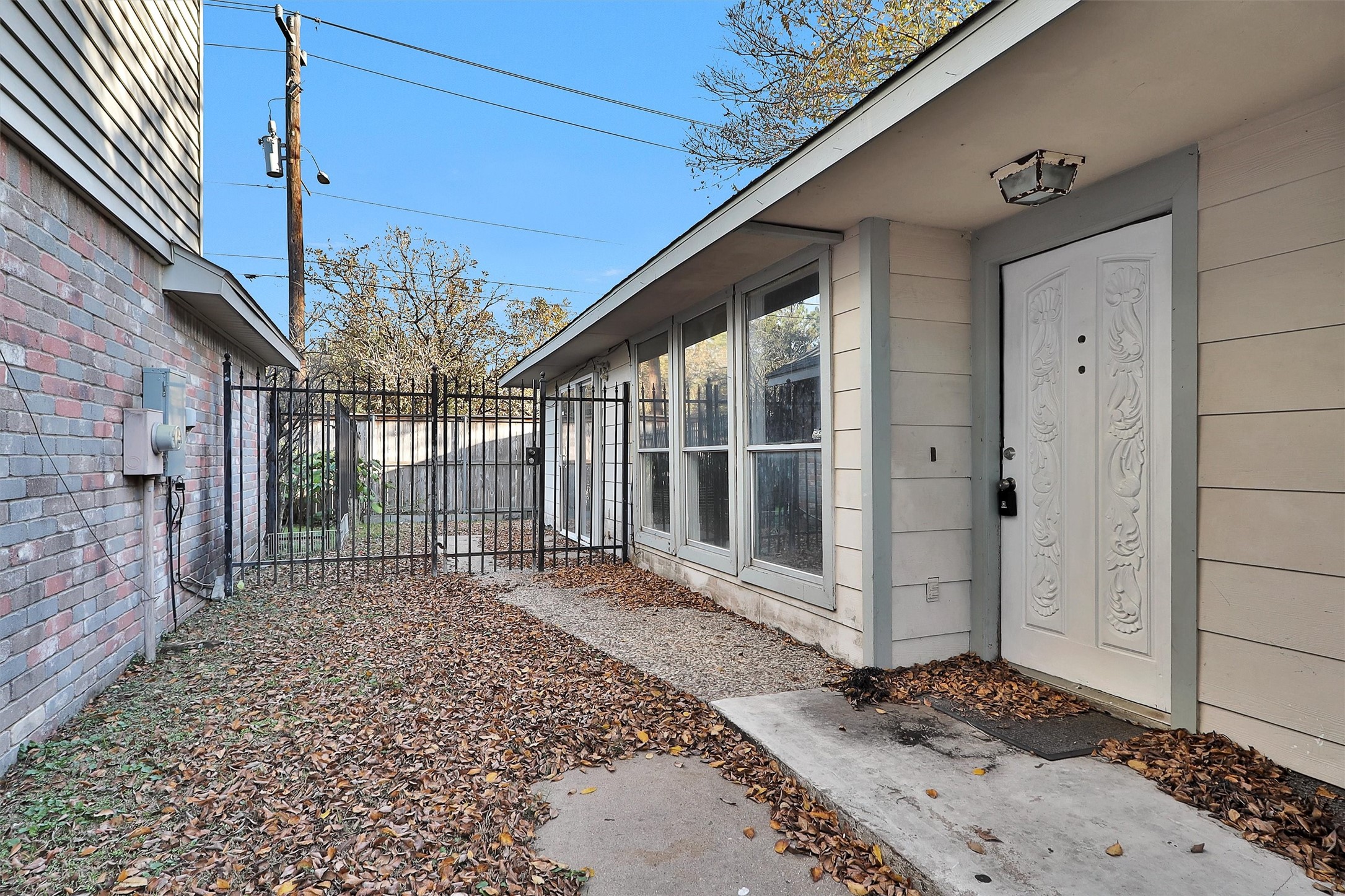 12443 South Rachlin Circle Houston, TX 77071 - Photo 4 of 29 a view of a house with a outdoor space
