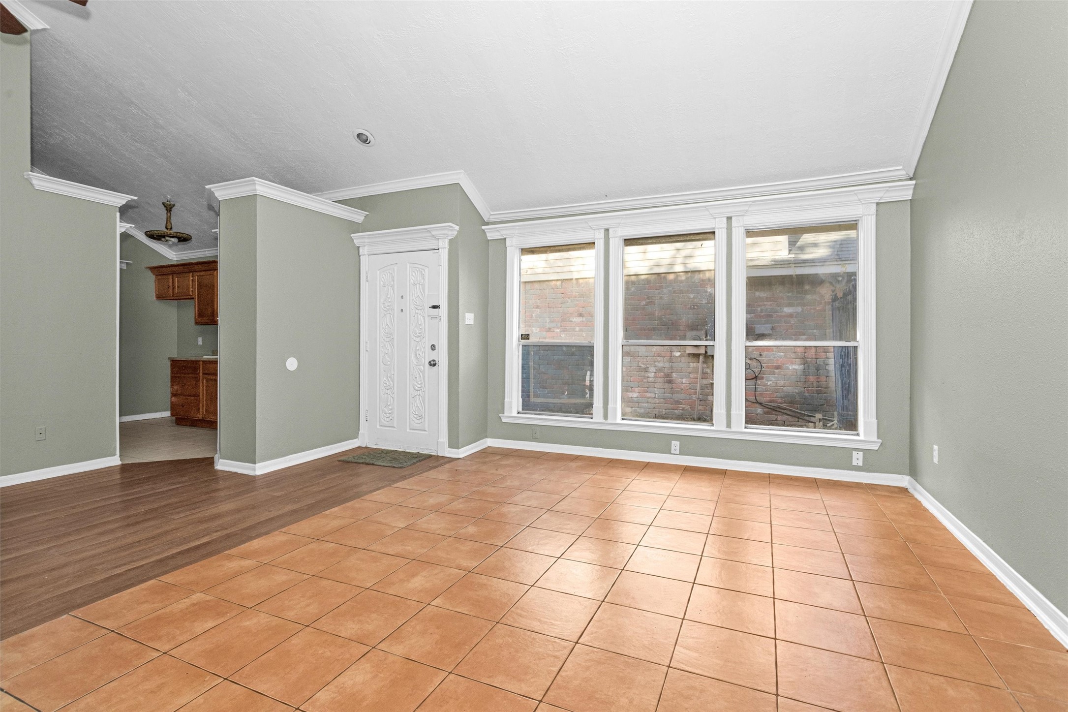 12443 South Rachlin Circle Houston, TX 77071 - Photo 7 of 29 a view of an empty room with a window