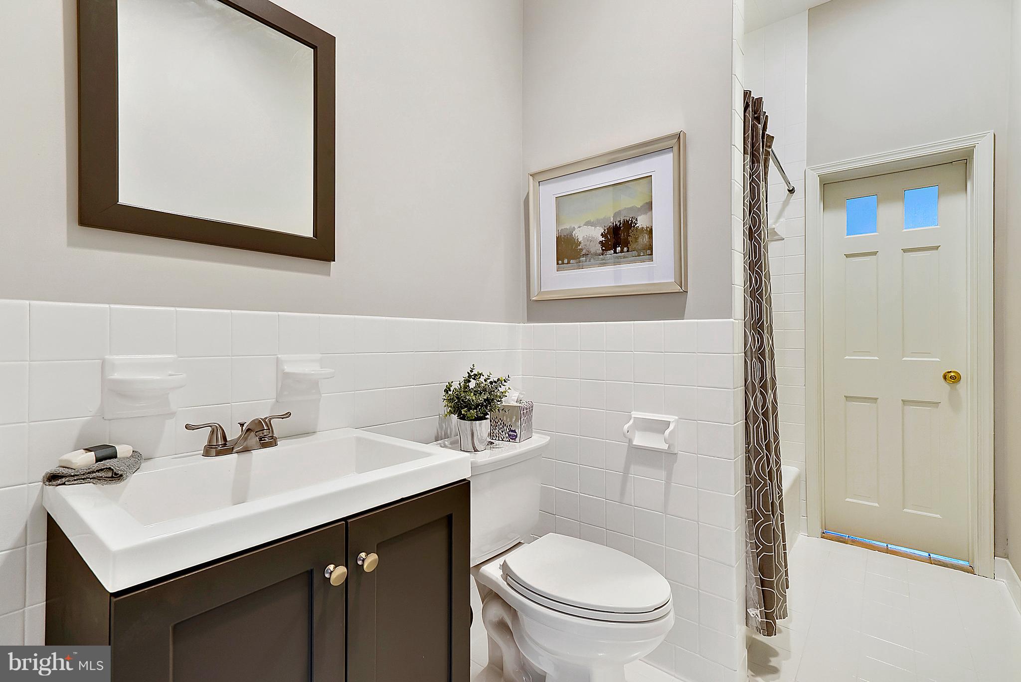 4354 High Ridge Road Haymarket, VA 20169 - Photo 15 of 30 Main level Full Bath