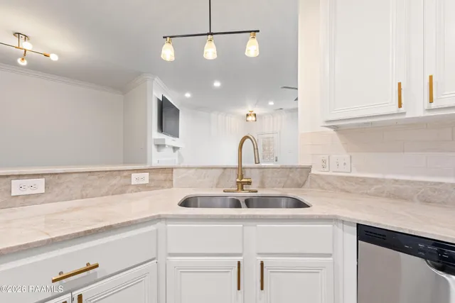 $299,000 | 102 Stonehurst Drive, Youngsville, LA 70592