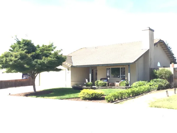 $2,300 | 1555 Morgan Drive, Kingsburg, CA 93631