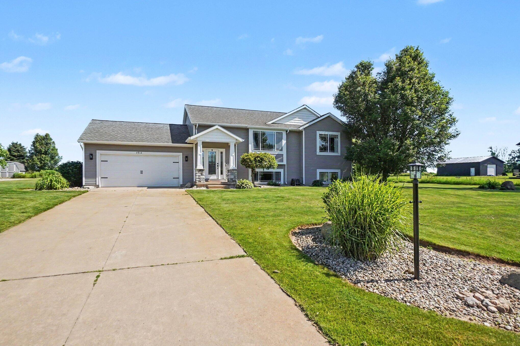 4913 Daisy Way Fremont, MI 49412 - Photo 3 of 48 003_file_9646