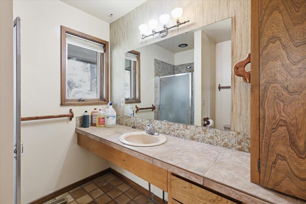 6304 East Custer Lane Spokane, WA 99223 - Photo 12 of 31