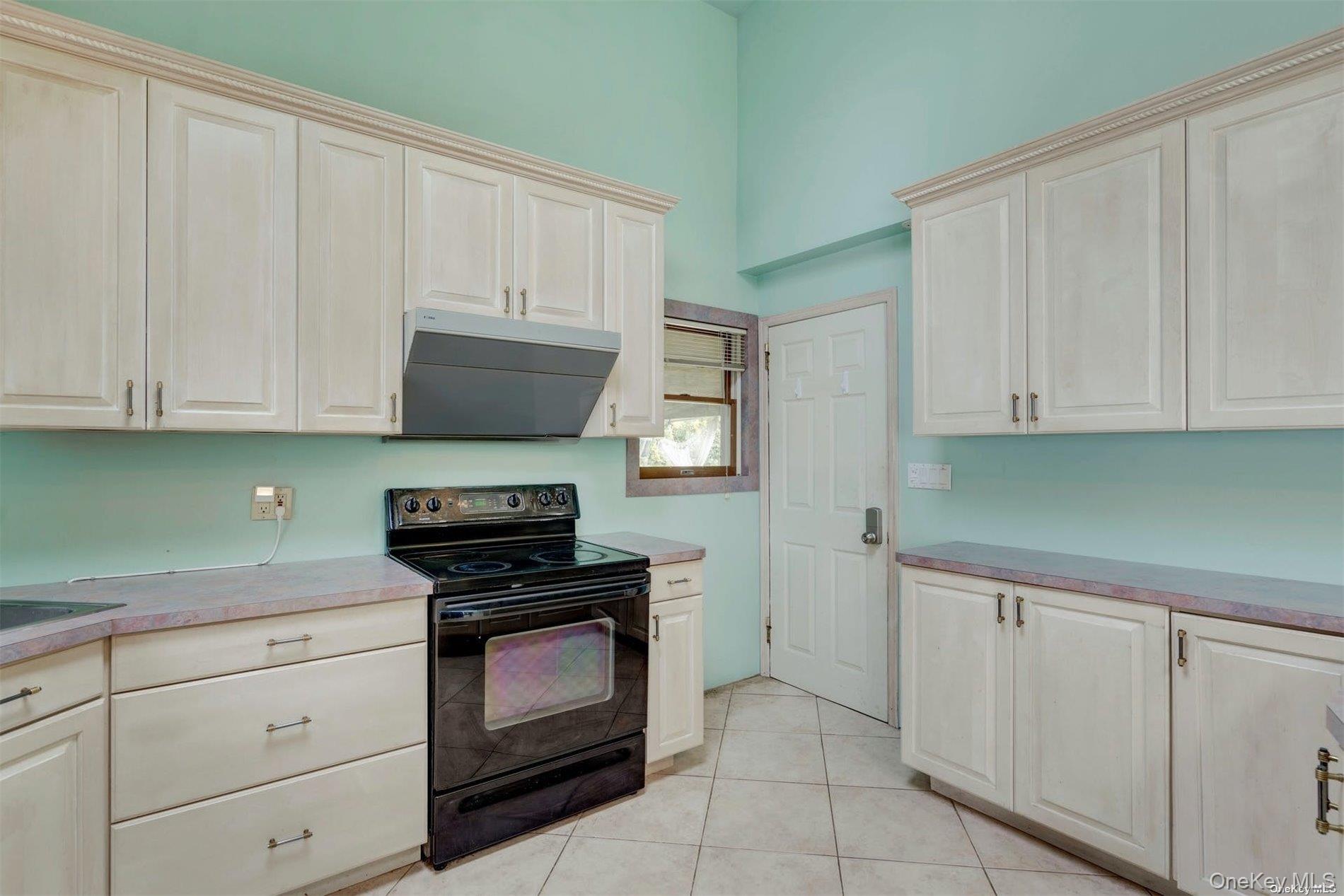 4 Cheshire Road Bethpage, NY 11714 - Photo 12 of 28